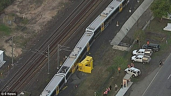 布里斯本西部发生火车脱轨事故 部分车厢损毁严重 幸无人员受伤（视频） - 3