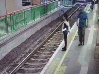 香港地铁：外国男子无故伤人 将一女子推下站台（图） - 2