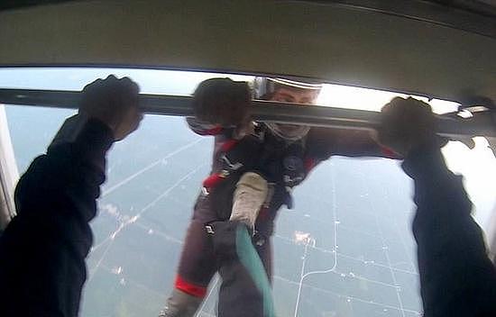 最佳损友！美国男子跳伞时一脚将朋友踹下飞机