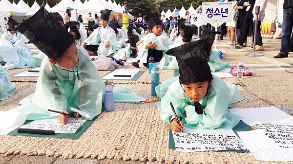 韩国重现古代科举，萌娃身着儒生服用韩文写诗（组图） - 3