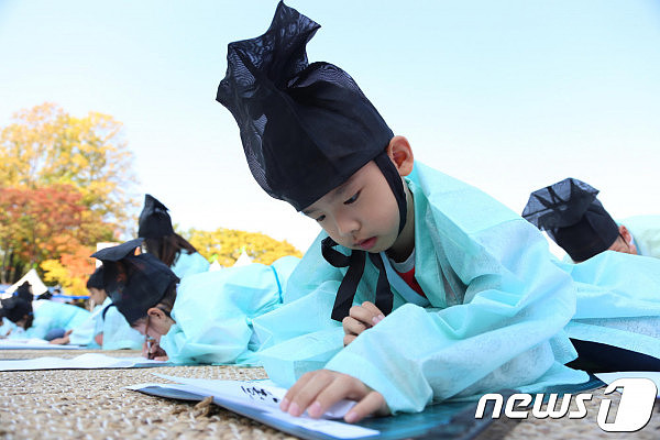 韩国重现古代科举，萌娃身着儒生服用韩文写诗（组图） - 4