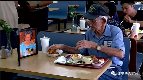 泪奔！妻子去世4年，美国93岁老爷爷每天携亡妻照片共进午餐 - 2