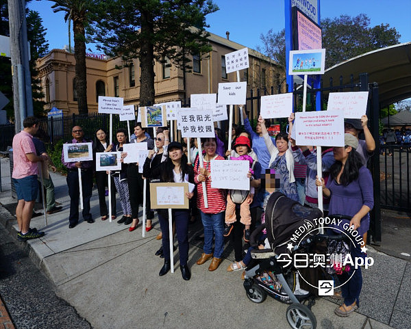 悉尼数十父母举牌抗议，抵制公寓项目“入侵”校园！多为华裔，政要到场(组图) - 5