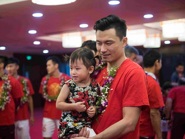 中国足球传奇！恒大七连霸前无古人 太太团惊艳合影（图集） - 7