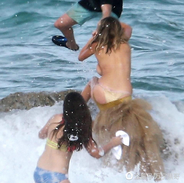 超模女星凯特阿普顿海边拍摄大片，工作时意外滑倒显尴尬！ - 1