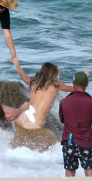 超模女星凯特阿普顿海边拍摄大片，工作时意外滑倒显尴尬！ - 2