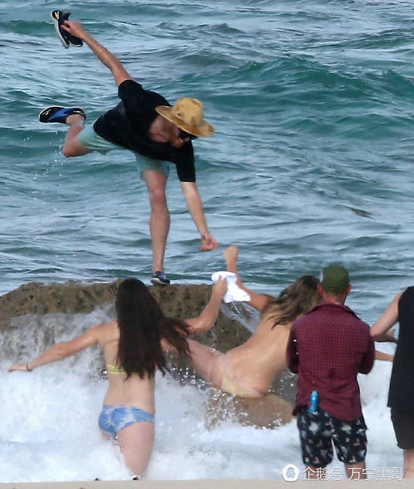 超模女星凯特阿普顿海边拍摄大片，工作时意外滑倒显尴尬！ - 3