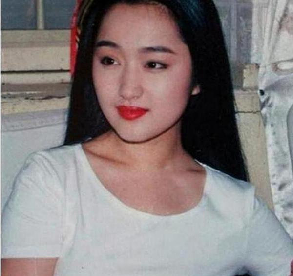 46岁杨钰莹近照，一代女神惨变大妈，被赖文峰抛弃至今未嫁