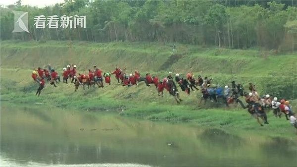 巴西245人同时从30米高桥上跳下 在半空中形成一条长龙（视频） - 1