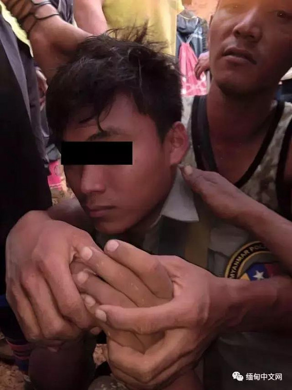 缅甸600人持刀追砍15名警察，被开枪击毙5人！(图) - 9