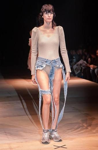 东京时装周现丁字牛仔裤，网友：是贫穷限制了我的时尚观