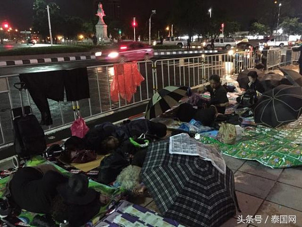 大量泰国民众早早到路边席地而睡、彻夜守候，等待观九世王葬礼