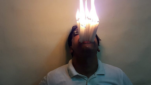 印度男子怒刷世界纪录 大嘴能塞22根蜡烛（组图） - 1