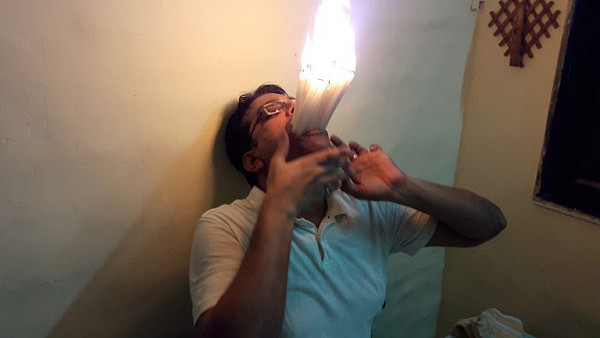 印度男子怒刷世界纪录 大嘴能塞22根蜡烛（组图） - 2