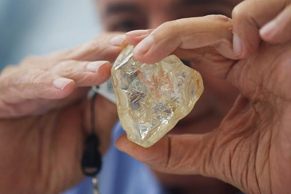 世界上最穷的国家拍卖709克拉特大钻石，欲改善民生（组图） - 2