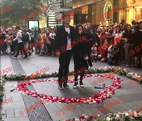 就在刚刚，悉尼市中心华男当众下跪求婚！场面超浪漫女主喜泣点头（视频） - 8