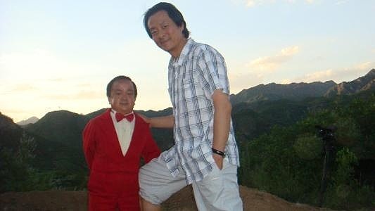 中国最矮男演员，却谈了一场爷孙恋，如今儿子5岁身高令人意外（组图） - 1