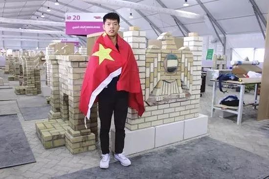 搬砖也能成富翁？小伙砌墙为中国拿金牌获150万奖金（视频） - 1