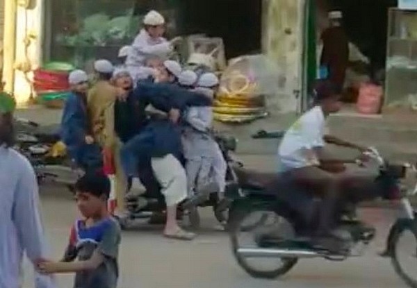 惊呆！巴基斯坦男子带10个小孩共乘一辆摩托车（图） - 1