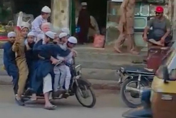 惊呆！巴基斯坦男子带10个小孩共乘一辆摩托车（图） - 2
