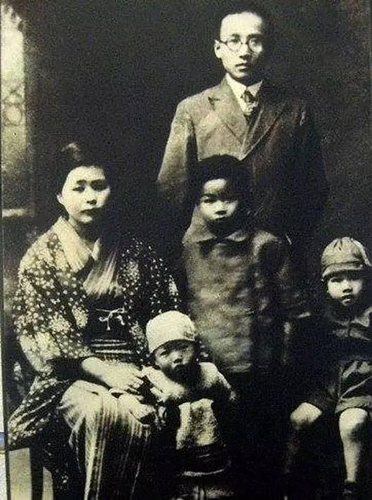 日本贵族护士追求中国穷小伙，为其生了5个娃，却被无情抛弃