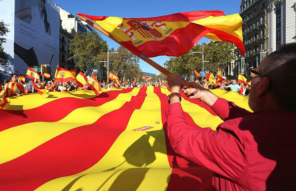 西班牙巴塞罗那爆发大游行反对加泰罗尼亚独立（组图） - 1
