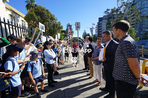 反对“入侵”校园建筑扩建计划仅剩3天，各族裔家长举牌抗议，多位政要到场，已收集500多反对签名！（组图） - 10