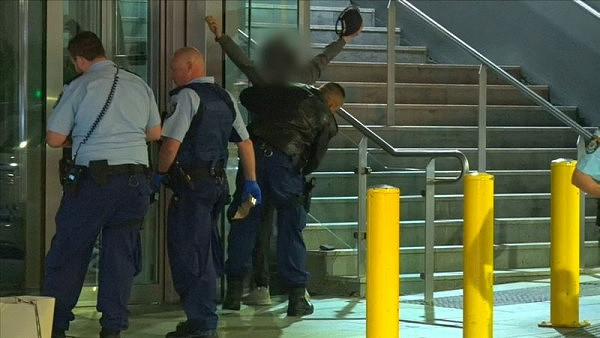 悉尼Chatswood火车站46岁男子遇袭 疑被16岁Teen砍伤大腿 - 4