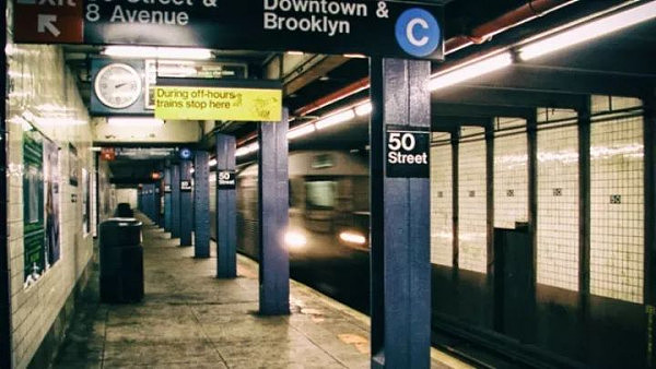 尿骚冲鼻老鼠成灾，一度被称为“世界上最危险的地方”，这就是让人又爱又恨的纽约地铁站 - 12