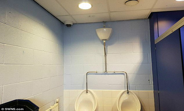 英国学校在厕所安装监控 称目的是打击校园欺凌（图） - 1