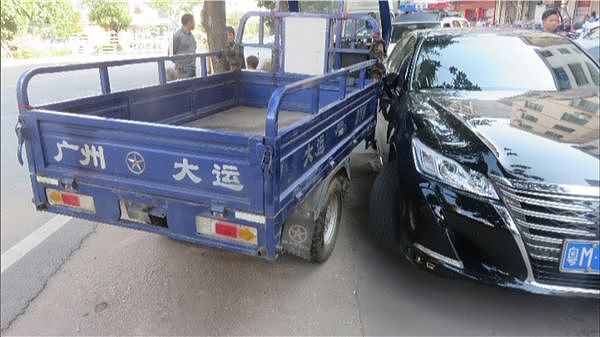 残疾拾荒老人拖三轮撞豪车 小伙掏腰包替老人赔偿（图） - 1