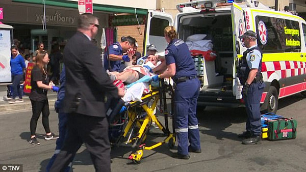 悉尼购物中心发生袭击事件 teenager心脏被刺 行凶者疑为报复（视频） - 2