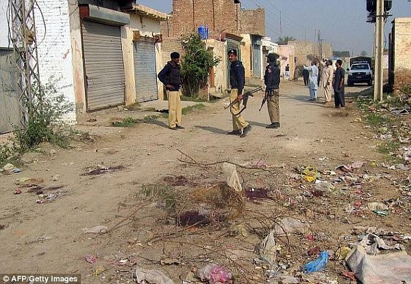 巴基斯坦男子与女子婚外情，其14岁妹妹遭对方报复，被迫裸体示众