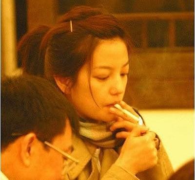 娱乐圈中的女烟枪，赵丽颖新手，范冰冰霸气，一人20年烟瘾