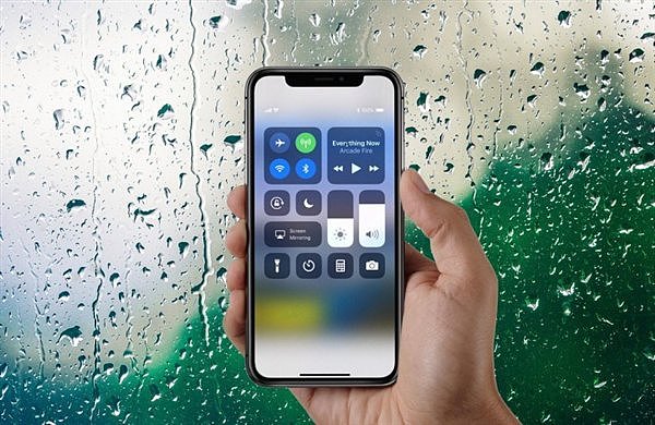 美女入手iPhoneX 太激动：手一滑，碎了...（图） - 1