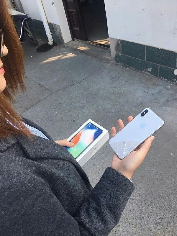 美女入手iPhoneX 太激动：手一滑，碎了...（图） - 3