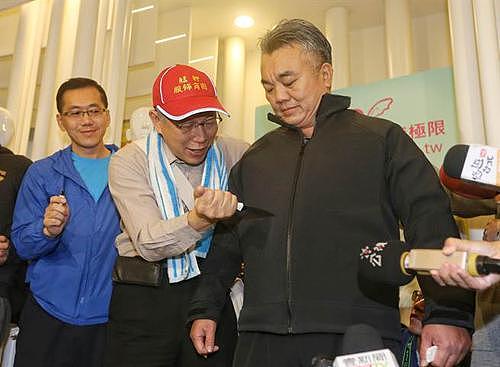 就在刚刚 台北市长柯文哲当众持刀刺向自己 结果……