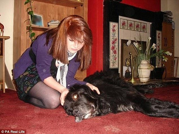 18岁女孩把亡犬爪印刺在胸上，十年来没有男人爱她（图） - 4