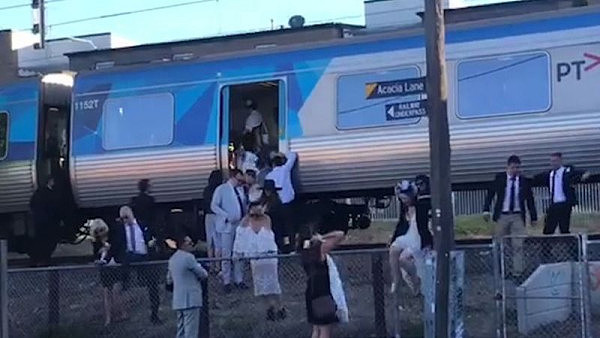 墨尔本火车突然停运 乘客被困车厢一小时 多人“弃车而逃”（图） - 1