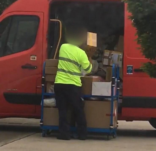 澳洲邮政曝出暴力分拣丑闻！快递员乱扔包裹遭引众怒 网友：把他开除了！（视频） - 2