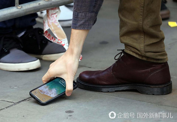 壕！男子花近万元买iPhone X 到手之后却用力摔到地上（图） - 2