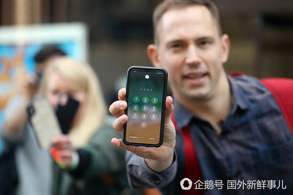 壕！男子花近万元买iPhone X 到手之后却用力摔到地上（图） - 3