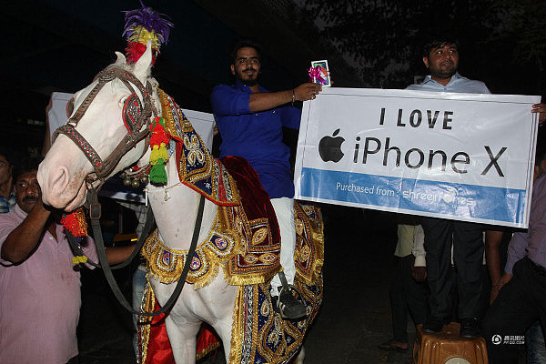 厉害了，印度土豪小哥购买iPhoneX排场大 骑马前往后跟乐队（组图） - 2