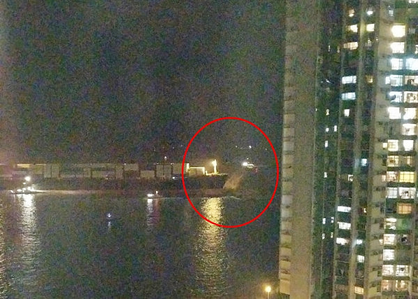 “嘭”一声巨响！香港市民目击大货船撞岛 火花四溅（组图） - 3