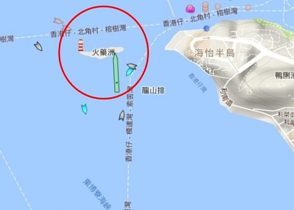 “嘭”一声巨响！香港市民目击大货船撞岛 火花四溅（组图） - 7