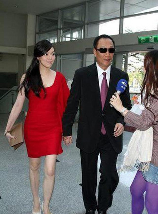 打败林志玲嫁进千亿豪门，两年剖腹两次，如今43岁有3个孩子了