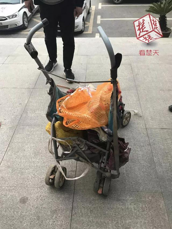 每天凌晨两婆婆常推婴儿车出没 监控拍下吃惊一幕