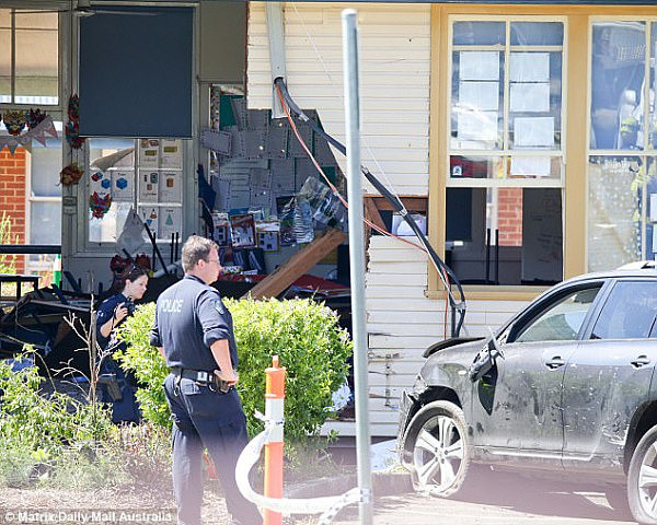 悉尼女司机驾车冲入教室造成2死7伤！学生今日返校 校门口变花海（组图+视频） - 2