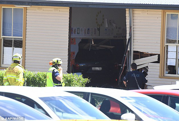 悉尼女司机驾车冲入教室造成2死7伤！学生今日返校 校门口变花海（组图+视频） - 1