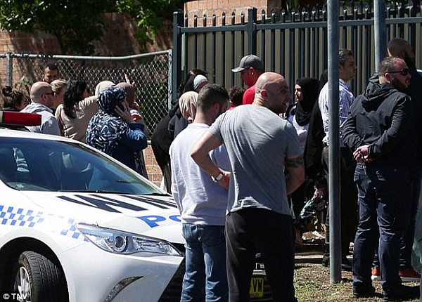 悉尼女司机驾车冲入教室造成2死7伤！学生今日返校 校门口变花海（组图+视频） - 6
